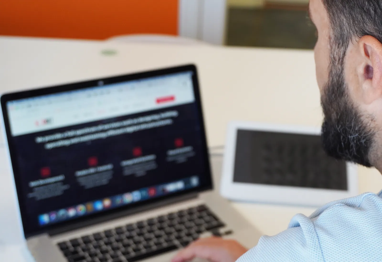 Kodnet-utviklere i arbeid en vanlig dag i studioet