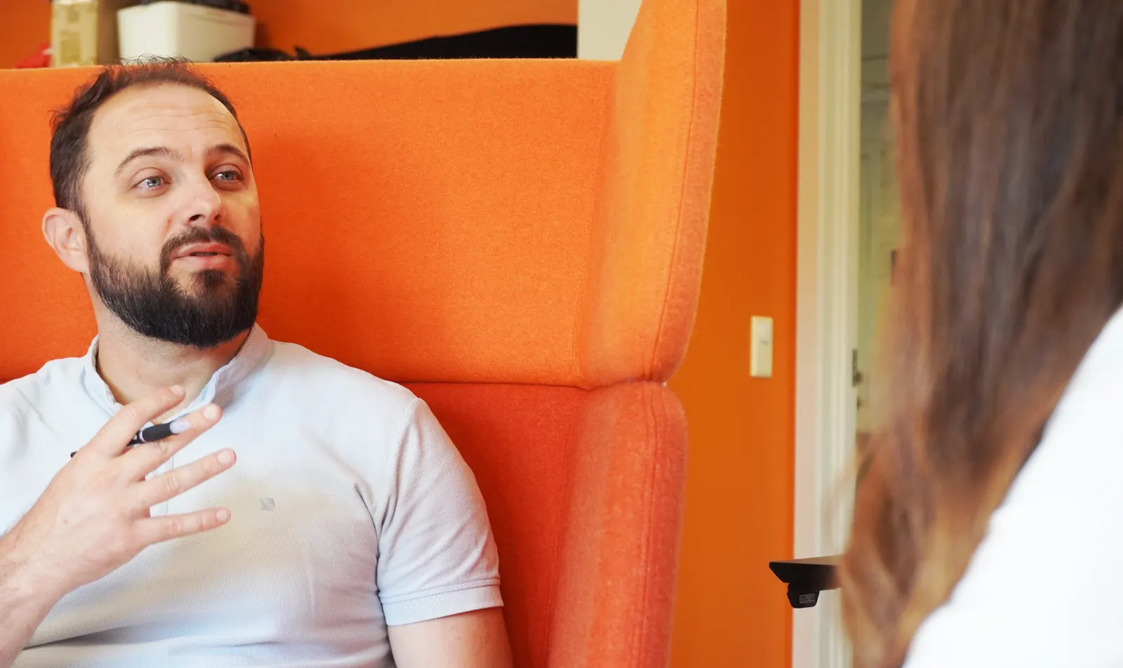 Kodnet-teamet diskuterer utviklingsstrategi foran tavlen